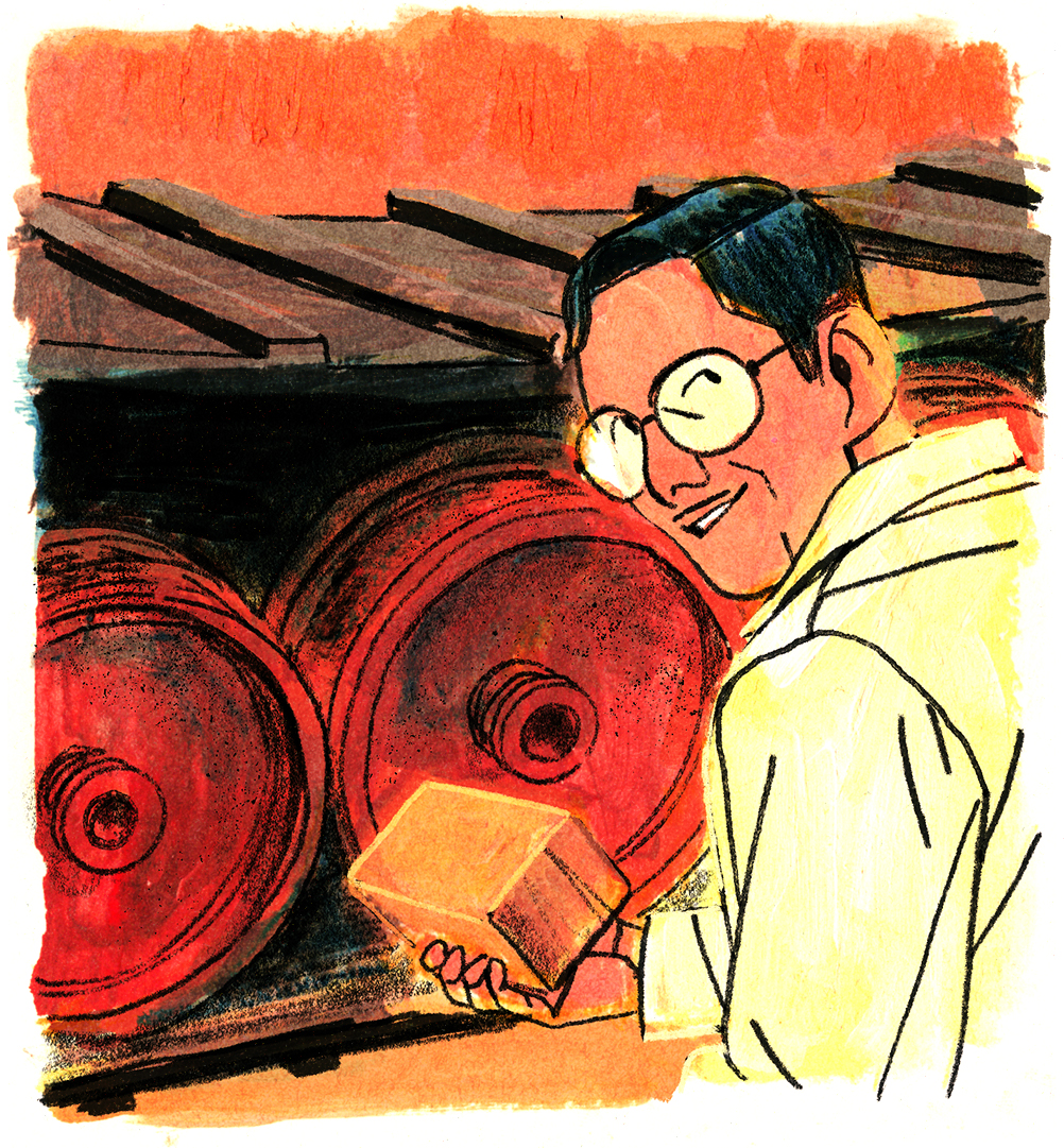 Accroupi près des roues, Joseph-Armand tient un cube de bois dans les mains, il regarde par-dessus son épaule avec un air satisfait.